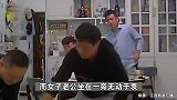女子抱娃摔倒，朋友立刻帮忙扶起，丈夫却无动于衷被提醒才起身