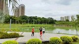 这里像世外桃源，风景非常美，而且还有人在欢乐跳舞呢