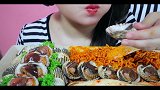 小姐姐吃芝士火鸡面搭配不知名小海鲜，看起来很好吃呀