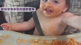 一岁双胞胎弟弟吃面，吃法太豪放瞬间全身上色了妈妈真是哭笑不得
