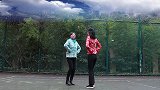 媳妇结婚穿的中国式大红棉袄 跳起舞来真喜庆