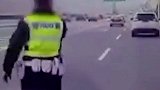小车违法载货被拦停 当着交警的面向路面狂撒钉子