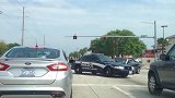丁字路口“不减速”？两车相撞直接“稀巴烂”，真是太惨了