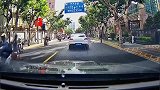 走路不看车，这女的一定很痛吧