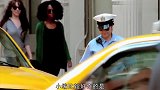 搞笑硬核女警街头执法,双手抬起整辆车,路人化身尖叫鸡