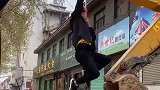 农村小伙制作强磁攀爬器，吸力可承载一成年人，徒手也能飞檐走壁