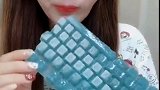 吃冰小姐姐，这个天气都热到吃“键盘”了吗