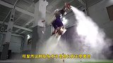 小伙将“未知气体”倒进可乐，翻转的瞬间，神奇的一幕发生了！