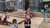 二丫带俩孩子拍百天照，西西解释弟弟流口水原因，真是古灵精怪