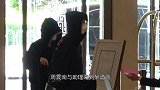 周震南复工再现“鬼才穿搭” 阔腿裤配小跟鞋走在路上相当拉风