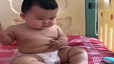 宝宝突然摸到自己肚子上肉，接下来一幕，差点笑岔气了!