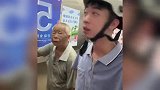 爷孙相依为命靠摆摊为生，爷爷突然疯狂呕吐，19岁孙子吓崩溃