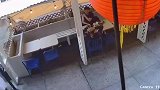 黑人受歧视是有原因的，监控拍下小伙突袭，中国阿姨