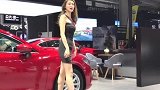 2019国际车展：黑衣美女车模摆出优美造型