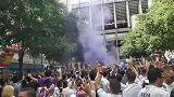 皇马球迷云集场外等待入场  歌声震天场面火爆