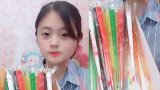 美女直播吃铅笔果酱，看她吃的这么开心，网友：我向往的生活