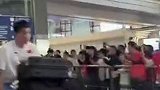 U23国足在机场受到球迷热情欢迎，李昊：下次争取拿个金牌