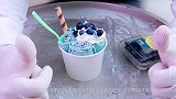 小哥自制“炒冰淇淋”，蓝莓加上酸奶一顿剁，成品还是蓝莓味吗？