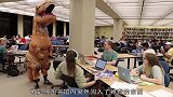 图书馆出现了小恐龙，而且还能做运动，这书没法读了