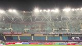 上港替补球员入场 球迷雨中苦等终于有回报
