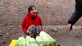 美女卖白菜太有才，一元一斤没人买，十元一颗却有人买