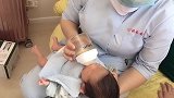 月嫂喂小宝宝喝奶，宝宝只要喝慢了，月嫂就弹奶瓶，好搞笑！