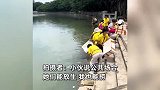 大妈河边放生鱼后，小伙将其全部捞出带走：公共场所，能放也能捞