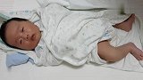 爆笑！新生儿一动不动的躺着，下一秒突然一个屁崩出屎