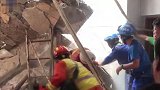 临汾饭店坍塌救援现场断壁再次倒塌 消防员大喊：撤出来