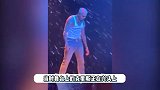 社死现场！知名歌手演唱裤子开裂，跳舞用力过猛裆部破开大口子