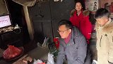 农哥到丈母娘家拜年，亲朋好友聚齐小院，热热闹闹庆团圆