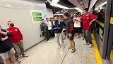 相安无事！落单申花球迷旁一群海港球迷