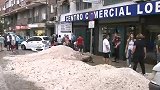 一秒入冬！龙卷风袭击西班牙，马德里市区冰雹堆积成山
