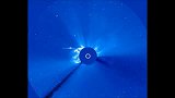 巨型掠日彗星撞击太阳伴随耀斑爆发