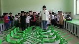 现在的幼儿园教师太会玩了，带孩子们这么运动，网友有想法！