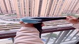 一个吹风机搞定窗户缝隙里面的灰尘，真的太实用了