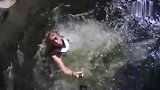 视频公司-极限达人挑战50米高空跳水 入水瞬间秒变搞笑表情包