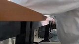 同桌趁男子睡觉，居然在手上放烟