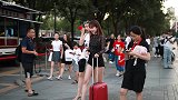 三里屯街拍，这才是极品身材，不胖不瘦刚刚好