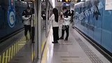 男子玩手机太入迷，错把陌生女子当妻子一路跟随搞笑