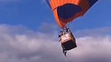 西安一景区热气球带飞工作人员：双腿悬空险坠落   西安