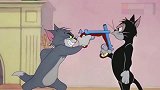 猫和老鼠：汤姆与黑猫拔枪对决，不料他拿了把假枪