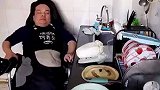 他是一个大孝子，身残志坚仍悉心照顾卧床父亲八年！