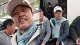 北京一对男女坐地铁不排队遭指责：你知道你不对你还插队