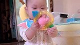 小宝宝的世界真简单，一件小小的事情都能玩得这么开心，太萌了！