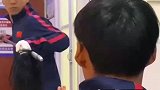 两个男生在寝室苦练花枪，这配合是过命的交情！