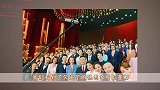 “央视一姐”董卿回归！穿灰色西装裙站C位，气质秒杀同台小花旦