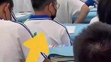 课间时男孩拿出小镜子，原来是偷瞄老师在不在教室里