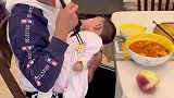 10岁男孩边吃饭边照顾2个月的妹妹，动作娴熟似小大人