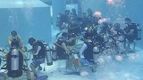 江苏：背氧气瓶水下打麻将 打40多分钟出水休息一下